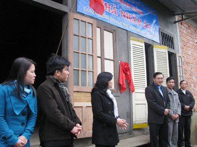 Bàn giao nhà nhân ái cho người nghèo