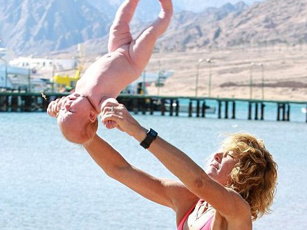 Đứng tim với cảnh tập yoga cho trẻ