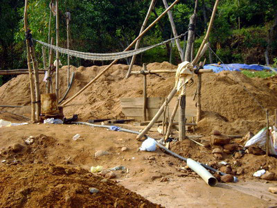 Một lán trại của các đối tượng khai thác vàng trái phép bị lực lượng chức năng phá dỡ