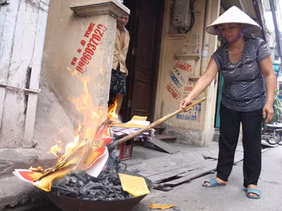 Đốt mã nơi công cộng có thể bị phát tới 1 triệu đồng. Ảnh: Xuân Phú