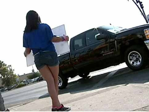 Nhảy ‘dung tục’, nữ sinh bị bố mẹ bắt đứng đường