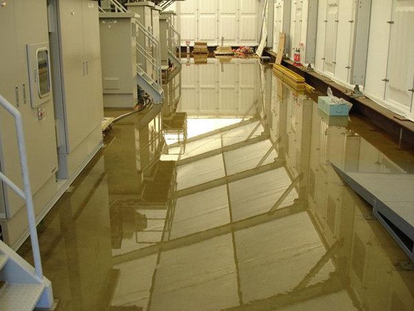 Nước nhiễm xạ rò rỉ trong tòa nhà chứa máy lọc nước. Ảnh: Tepco