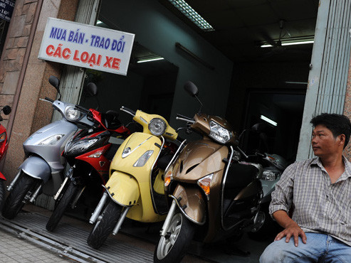 Tết cận kề, ôtô, xe máy vẫn ế ẩm