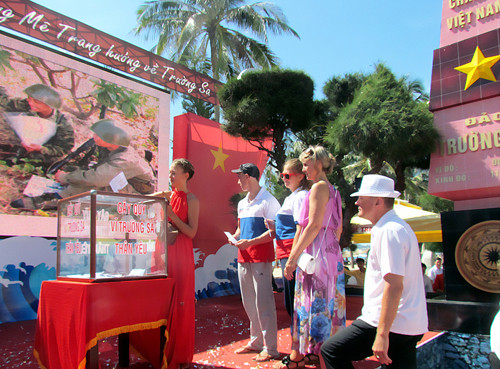 Người Nga góp quỹ vì Trường Sa