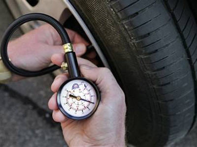 Bất tỉnh vì bánh xe đang bơm nổ, bắn vào đầu