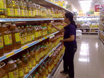Dầu ăn trong siêu thị nhiều nhưng dầu ăn bình ổn giá ít thấy vì bị mua hết rất nhanh