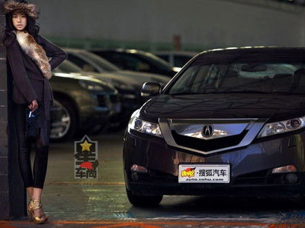 ‘Mùa đông không lạnh’ với người đẹp và xế hộp