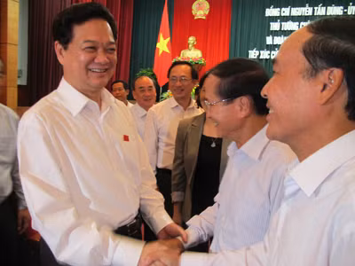Thủ tướng Nguyễn Tấn Dũng trò chuyện với cử tri Ảnh: Phạm Duẩn