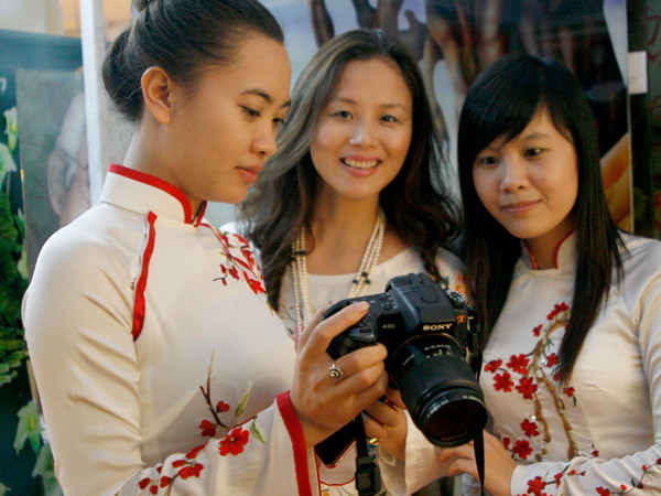 Doanh nhân chụp ảnh lưu niệm bên sảnh hội nghị