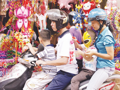 Nhiều gia đình mua đồ chơi Trung thu không rõ nguồn gốc tại hàng Mã, Hà Nội