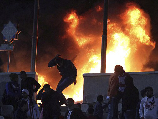 Kinh hoàng bạo loạn sân cỏ tại Ai Cập