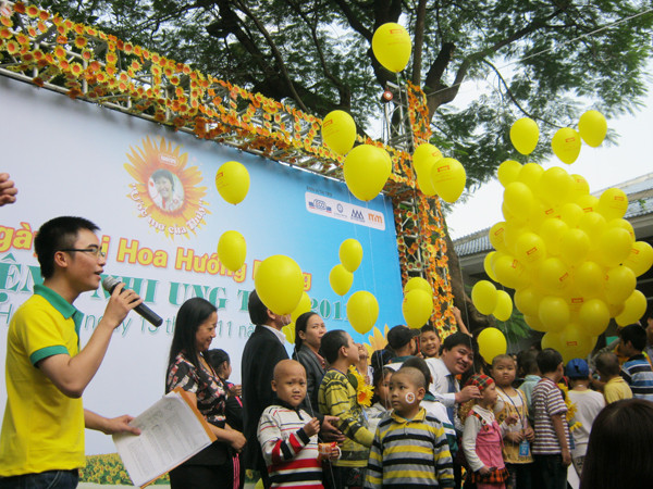 Đại diện báo Tuổi trẻ và các em cùng thả bóng ước mơ