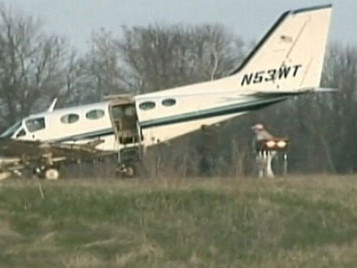 Phi công đột tử, cụ bà 80 tuổi cầm lái hạ cánh