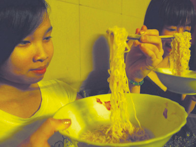 Nguy cơ từ phẩm vàng tổng hợp