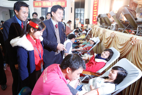 Bí thư thứ nhất T.Ư Đoàn động viên người hiến máu