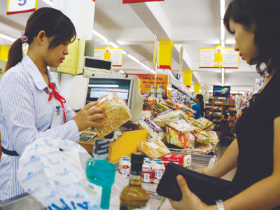 Giá cả leo thang, việc nâng mức thu nhập chịu thuế lên cao hơn là tin vui cho nhiều người Ảnh: Hồng Vĩnh