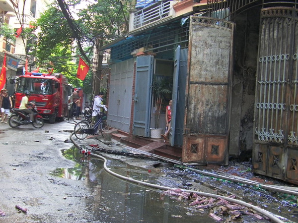 Toàn bộ ngôi nhà 4 tầng bị thiều rụi, hai ngôi nhạ bên cạnh cũng bị vạ lây