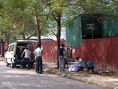 Đi dạo, vấp phải hai thùng nhồi... xác chết