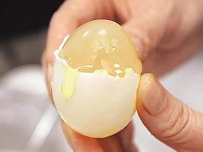 Giật mình xem clip: Công nghệ làm trứng gà giả