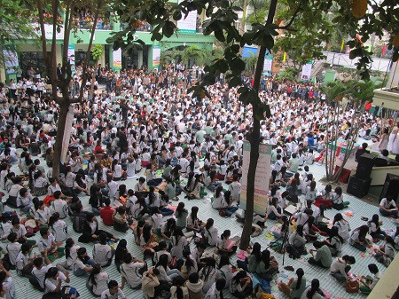 Hơn 2 ngàn sinh viên tham gia gói quà