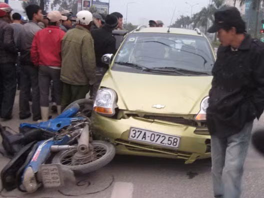 Ô tô kéo xe máy 10m, một người gãy chân