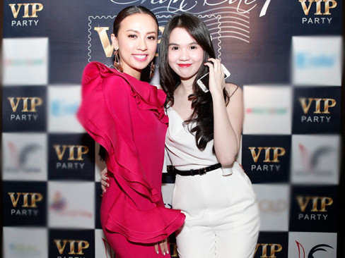 Huyền Ny lại khoe hình thể trong chiếc váy 4.000 USD