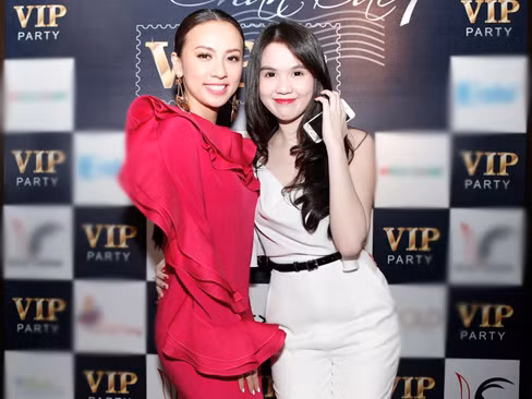 Huyền Ny lại khoe hình thể trong chiếc váy 4.000 USD