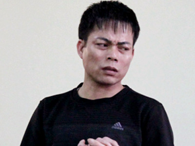 Bố dùng kìm bẻ răng con để... giáo dục