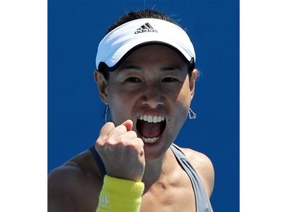 “Lão bà” 42 quật ngã Petrova