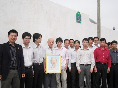 Những người thợ thăm dò - khai thác dầu khí Việt Nam (PVEP) tại Đại lộ mang tên Hồ Chí Minh ở Thủ đô Algeria Ảnh PVEP tại Algeria