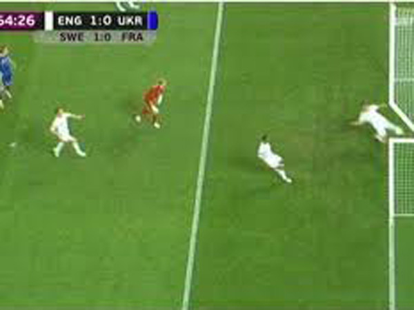 Ukraine nổi đóa với bàn thắng bị từ chối