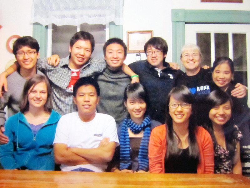 Vũ Như Tiến (đứng ngoài cùng bên trái) tại ĐH Luther College (ảnh do bà Amy Webber cung cấp)