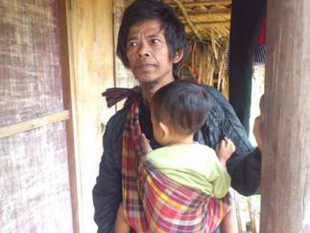 Lạ lùng đàn ông vạm vỡ trông con, nội trợ cho vợ lên nương