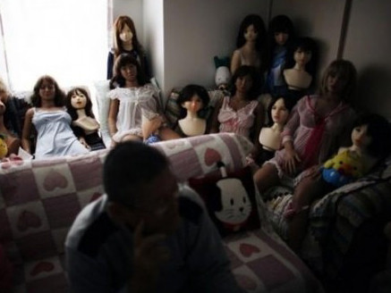 Người đàn ông ngủ với 40 búp bê tình dục