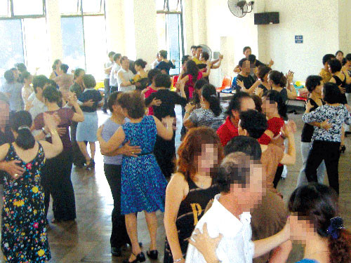 Sàn nhảy - bến đỗ của những cuộc tình trớ trêu