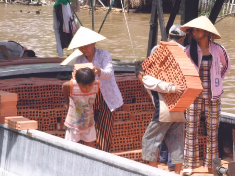 Lao động nhí khuân gạch ở An Giang