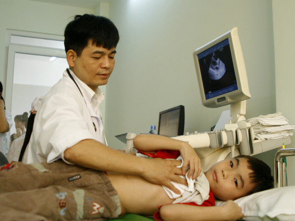 Bác sỹ Đỗ Hoàng Dương, kham bệnh miễn phí cho các cháu thiếu nhi.