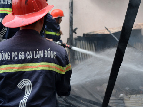 Khu dân cư hoảng loạn vì cháy kho hàng