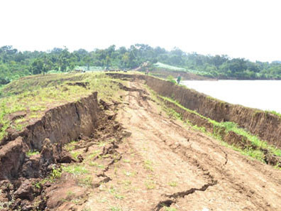 Đập thủy lợi lún cả mét, hàng trăm hộ dân hú hồn