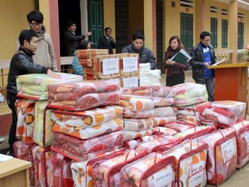 Tặng chăn ấm cho học sinh nghèo Yên Bái