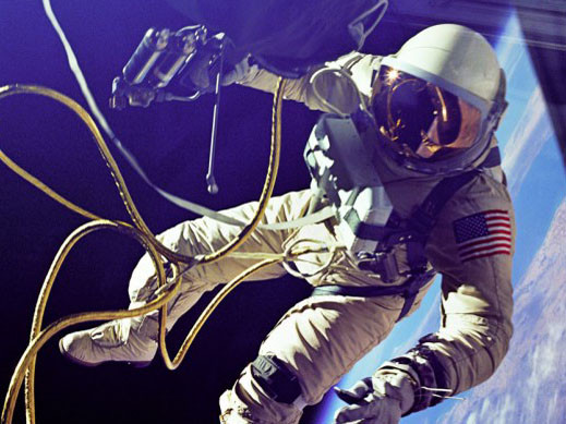 Cùng phi hành gia lơ lửng trên vũ trụ