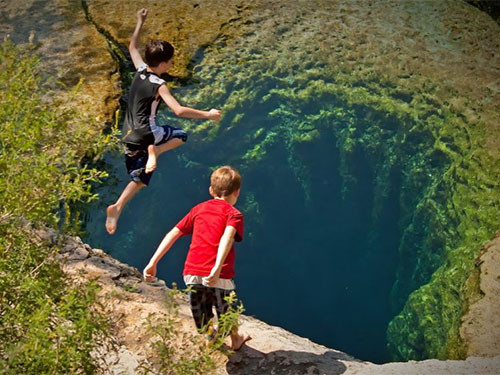 Rợn người cảnh nhảy xuống 'hố đen tử thần'