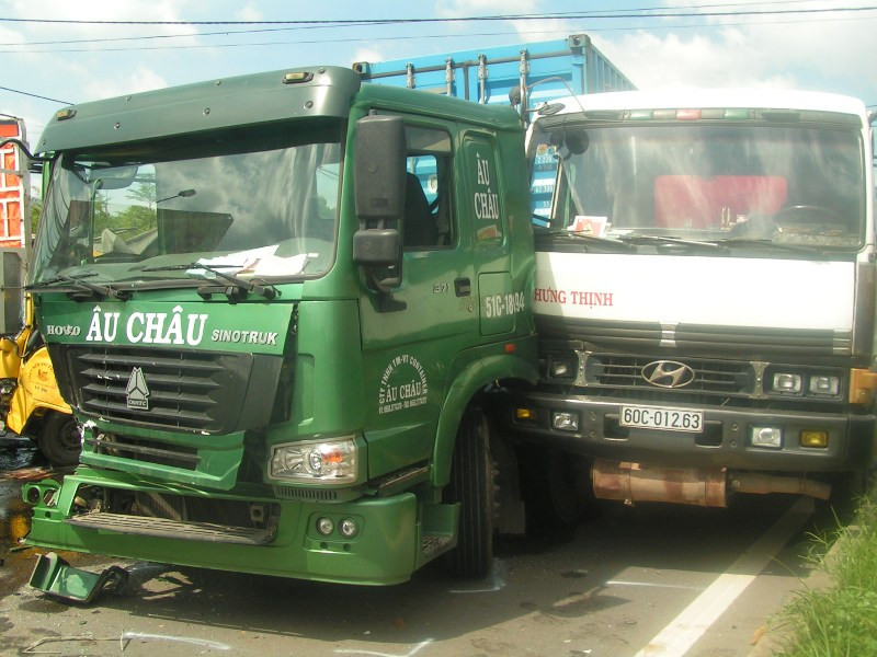 Bốn ô tô tông nhau, phụ xe chết thảm