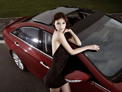 Mỹ nhân khoe sắc bên Hyundai Sonata