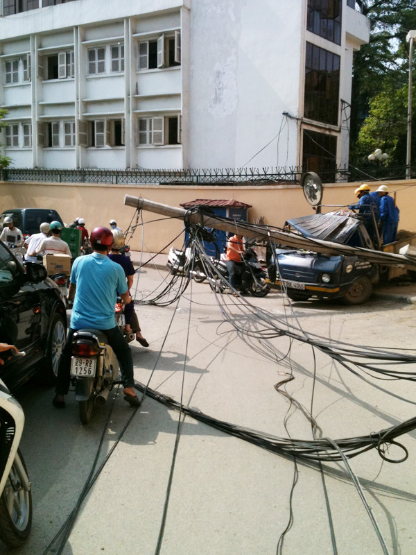 Cột điện đổ trúng ô tô