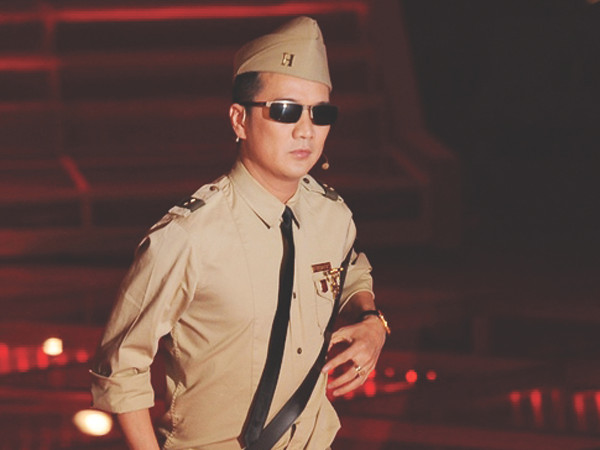 “Tướng quân” Đàm Vĩnh Hưng khẳng định tinh thần “hiếu chiến” bằng trang phục lính dõng? Ảnh: Nguyễn Bá Ngọc