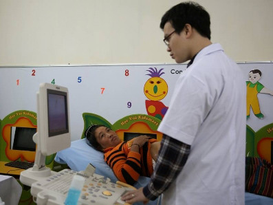 Bệnh nhân bất ngờ được y tá dúi tiền vào túi