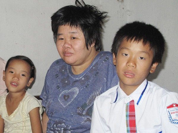 Chị Thuần cùng hai con