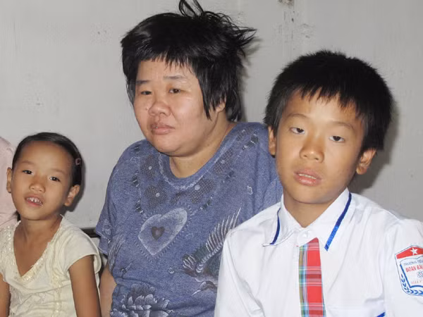 Chị Thuần cùng hai con