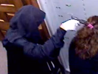 Dùng súng giả đi cướp